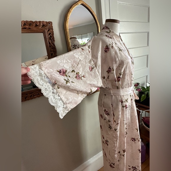 Gorgeous Blush Rose Robe - Picture 3 of 7